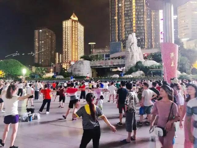 重庆观音桥最特别的一景：妖娆男子带领上百人跳广场舞，游客看呆